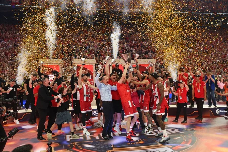 Jugadores del Olympiacos celebran su victoria
