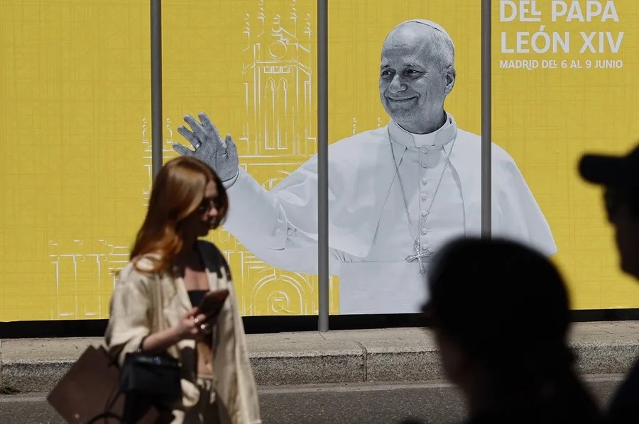 Una valla publicitaria con motivo de la próxima visita del Papa León XIV a España, este jueves en el centro de Madrid.