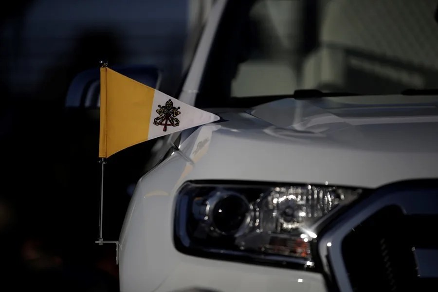 Detalle del "Papamóvil" con la bandera del Vaticano
