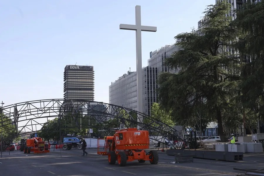 Operarios instalan una gran cruz en la Plaza de Lima, escenario del encuentro del Papa León XIV con los jóvenes en la vigili