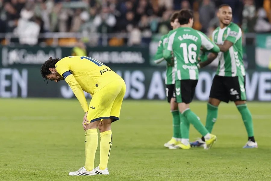 El centrocampista del Villarreal Dani Parejo (i)