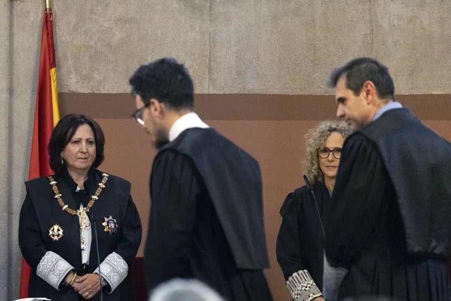 La fiscal general del Estado, Teresa Peramato (i)