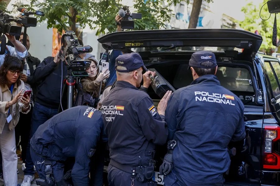 Agentes de la Policía Nacional guardan material incautado en un vehículo de la UCO durante el registro a la oficina del expresidente del Gobierno José Luis Rodríguez Zapatero