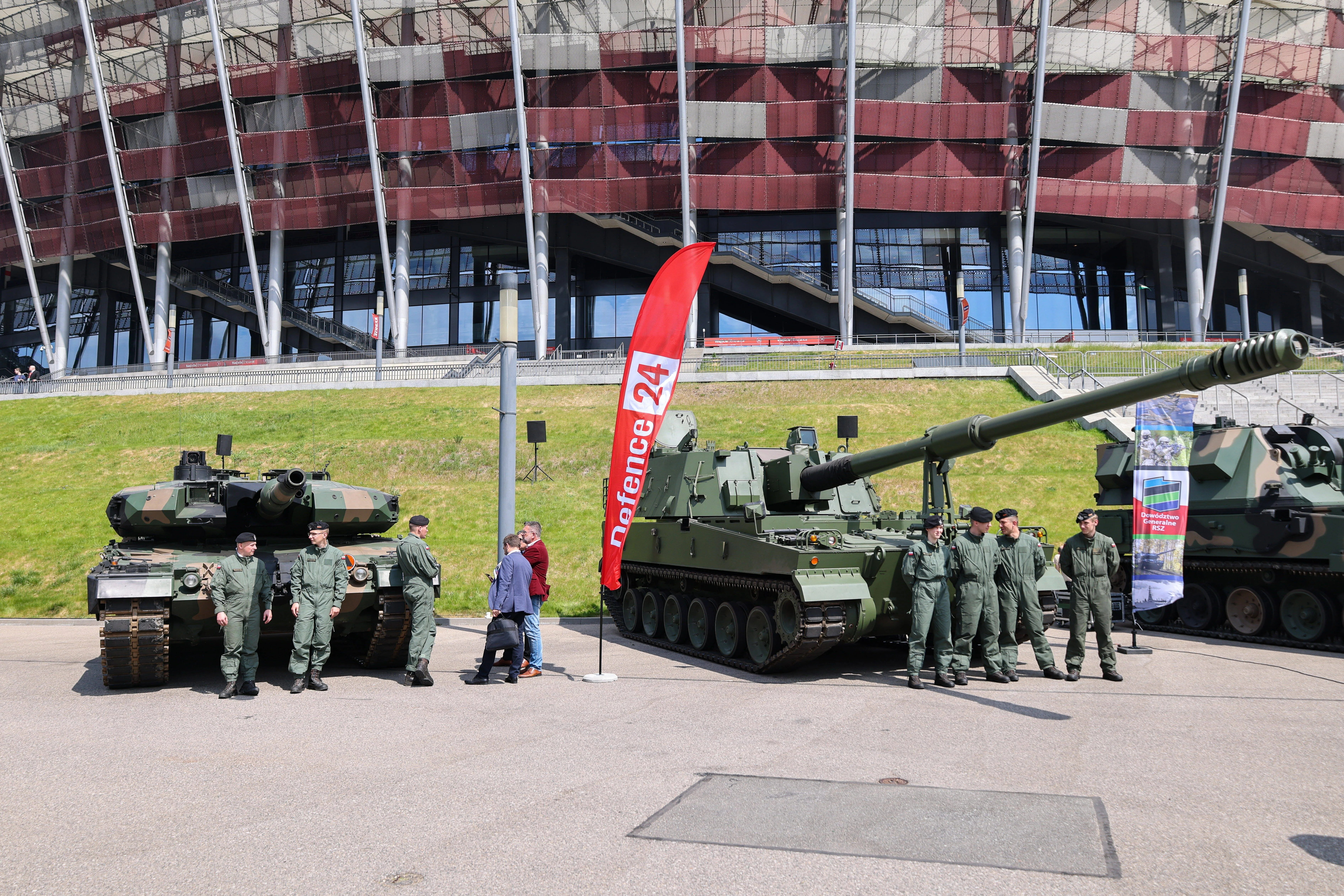 El obús K9 (derecha) y el tanque Leopard 2PL (izquierda) en la 2.ª edición de la Exposición del Ejército Polaco y la Industria de Defensa Polaca, en el marco de la 8.ª edición de la conferencia Defence24 Days, celebrada en el Estadio Nacional PGE de Varsovia,