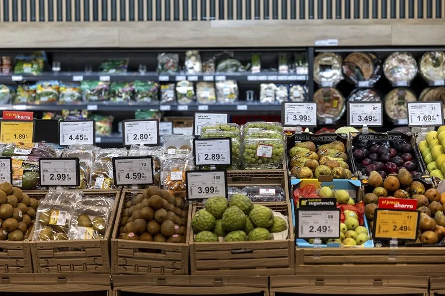 Vista de una frutería de un supermercado en Toledo