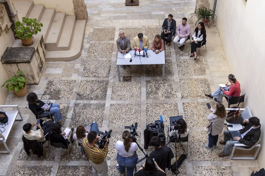 El presidente de la Fundación Formentor, Basilio Baltasar (I); la directora del hotel Four Seasons Mallorca Formentor, Estreya Gosálvez (d) ; el conseller de Turismo y Cultura, Jaume Bauzà (c), hoy en Palma.
