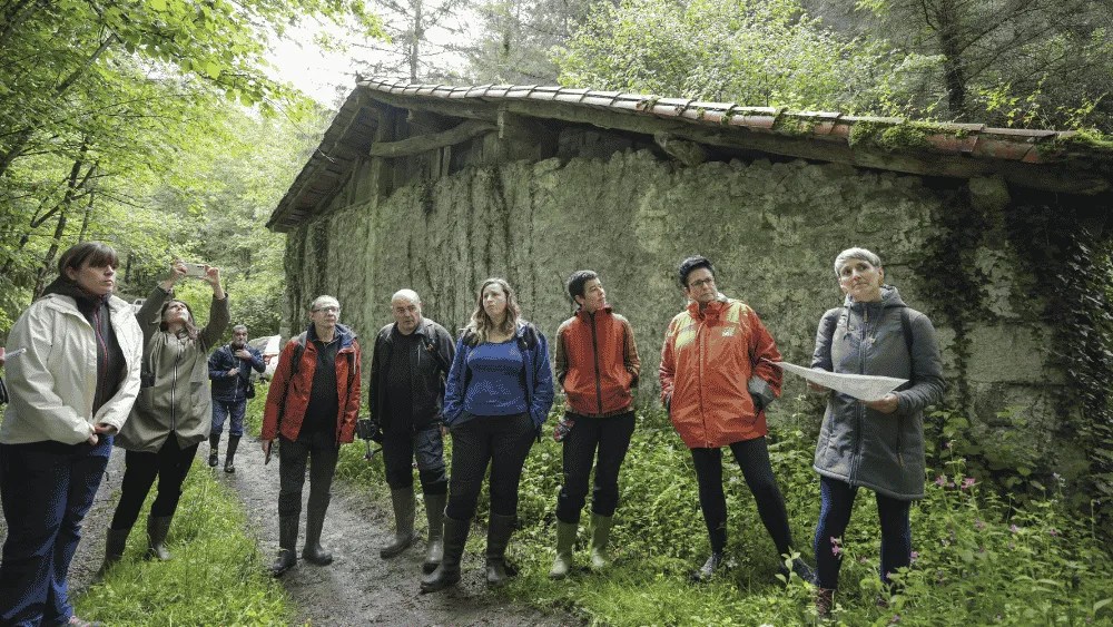 Imagen de la alcaldesa de Markina, Iratxe Lasa, (d) junto al equipo de trabajo ante una captación de agua monitorizada
