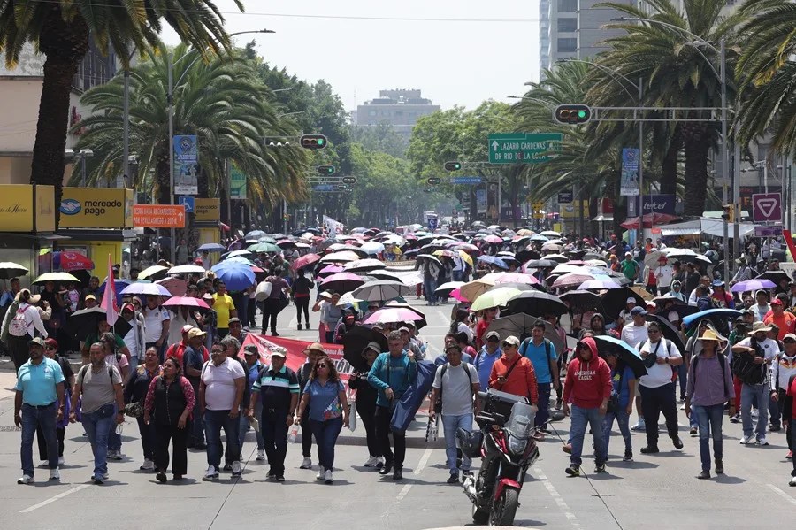 Maestros mexicanos escalan las protestas en la capital y toman el aeropuerto de Oaxaca
