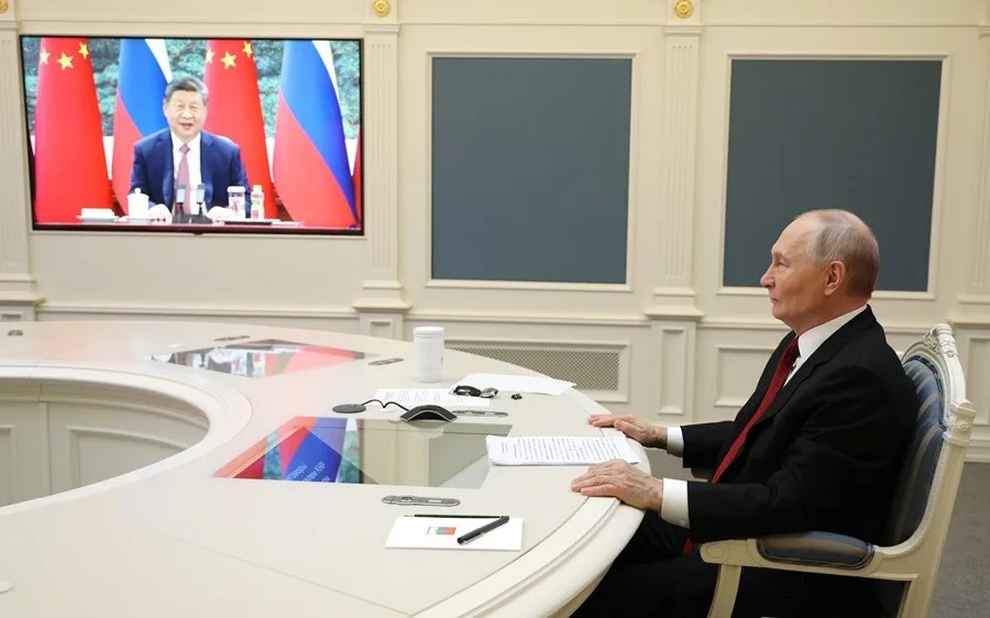 El presidente ruso Vladimir Putin durante su reunión con el presidente chino Xi Jinping por videoconferencia