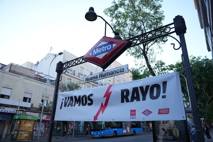 Una pancarta colgada en la parada de metro de Nueva Numancia en Madrid anima, este martes, al Rayo Vallecano