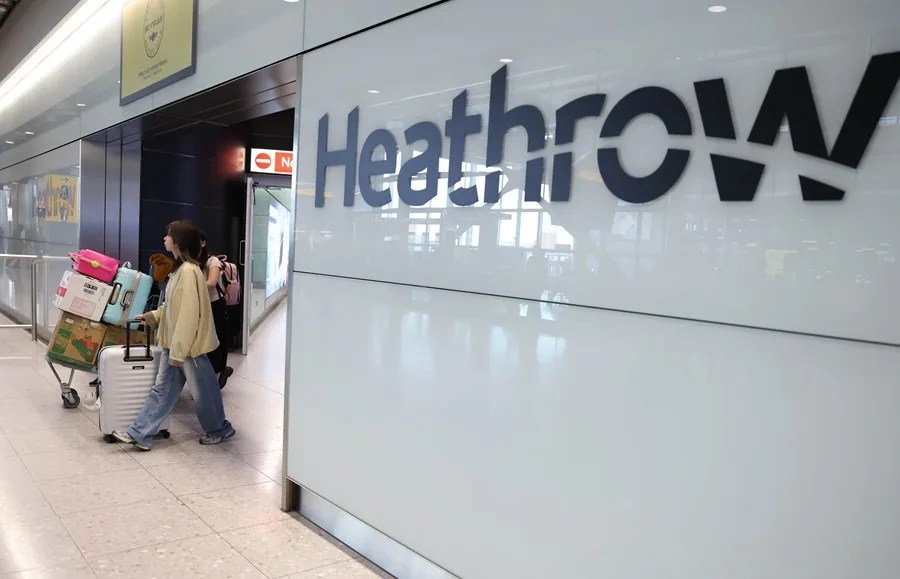 Pasajeros caminan con su equipaje en la zona de llegadas de la Terminal 2 del aeropuerto de Heathrow