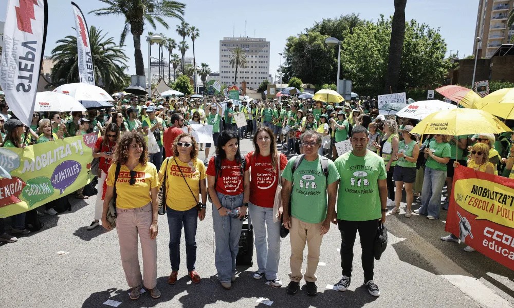 Los representantes sindicales de los docentes, este martes a las puertas de la Conselleria de Educación