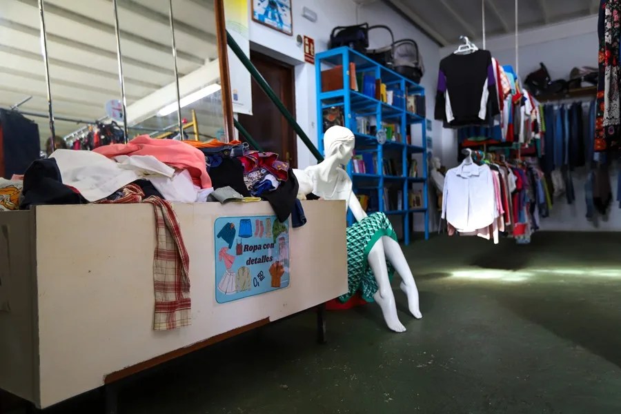 Fotografía de archivo de un contenedor de recogida selectiva de residuos textiles