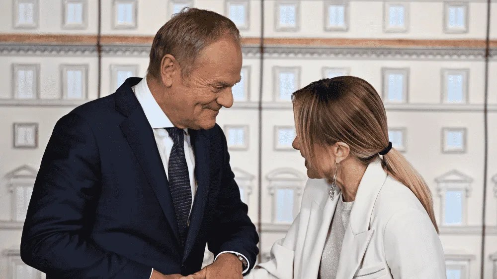 La Primera Ministra italiana Giorgia Meloni (D) y el Primer Ministro polaco Donald Tusk (I) asisten a una conferencia de prensa tras su reunión en el Palacio Chigi en Roma, Italia, 07 de mayo de 2026.