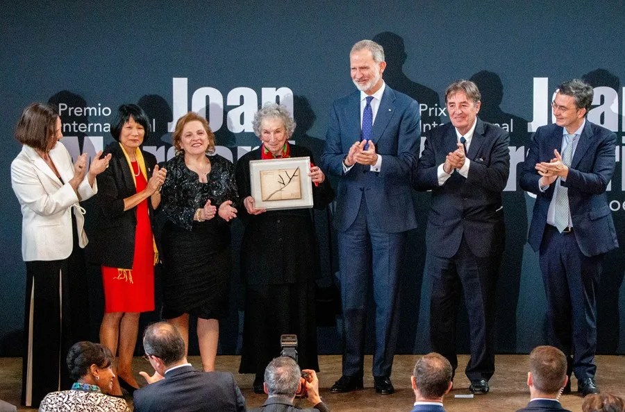 El rey Felipe VI (3-d) de España aplaude junto a la escritora canadiense Margaret Atwood (c) tras entregarle el III premio Joan Margarit de poesía