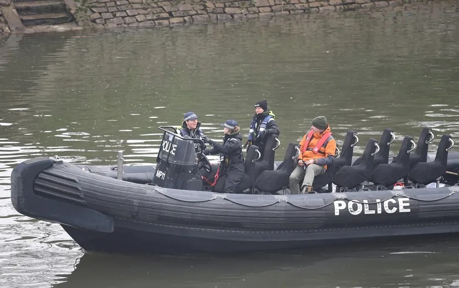 Imagen de archivo de la Policía británica patrullando en un río