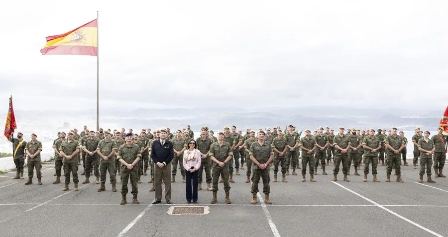 La ministra de Defensa, Margarita Robles (c),