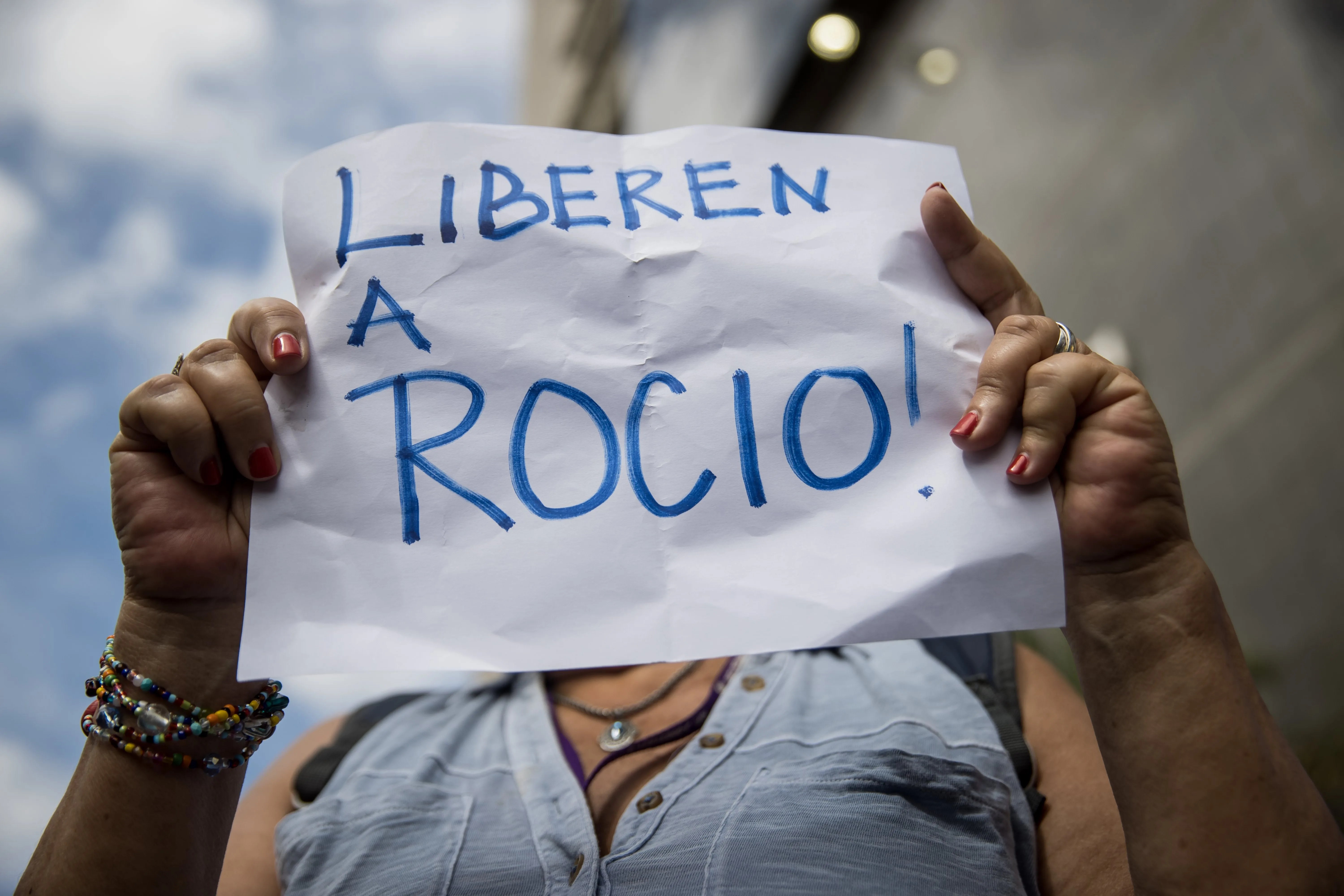 Una mujer sostiene un cartel que pide la liberación de la activista Rocío San Miguel,en una imagen de archivo.