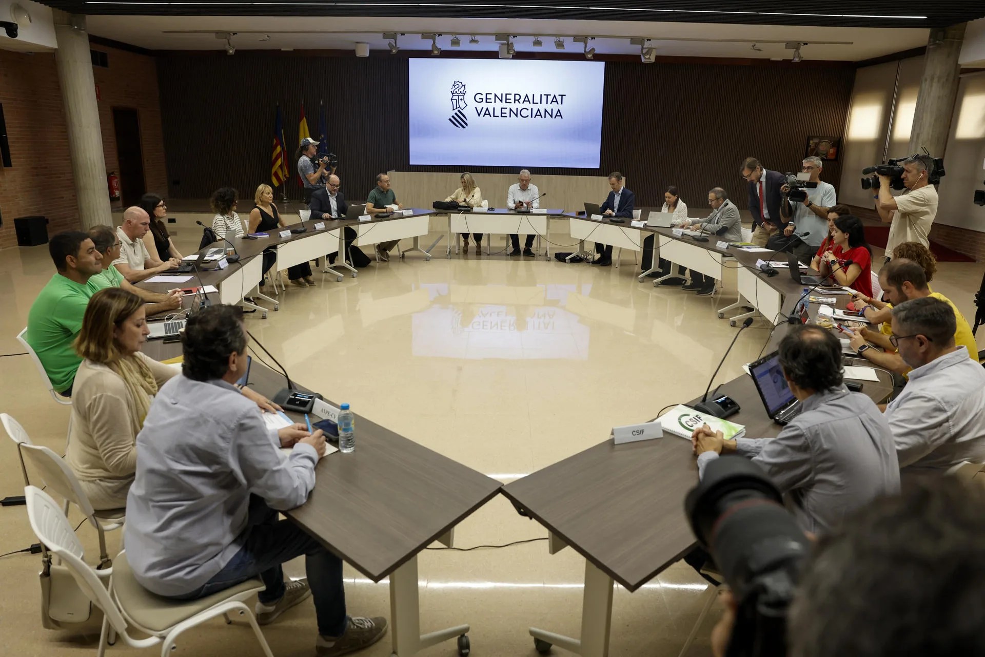 Vista general de la séptima reunión entre la Conselleria de Educación y los sindicatos de docentes para buscar una solución que permita desconvocar la huelga indefinida del profesorado de la enseñanza pública no universitaria de la Comunitat Valenciana, que cumple trece días este miércoles. EFE/Manuel Bruque
