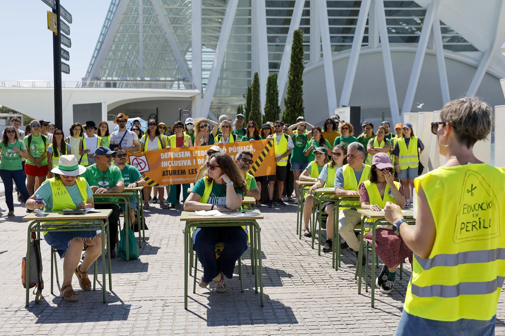 GRAFCVA4235. VALENCIA, 29/05/2026.- Concentración de protesta del profesorado de la enseñanza pública no universitaria de la Comunitat Valenciana en la Ciudad de las Artes y de las Ciencias con pupitres escolares durante este viernes en el que finaliza la tercera semana de la huelga indefinida. EFE/Ana Escobar
