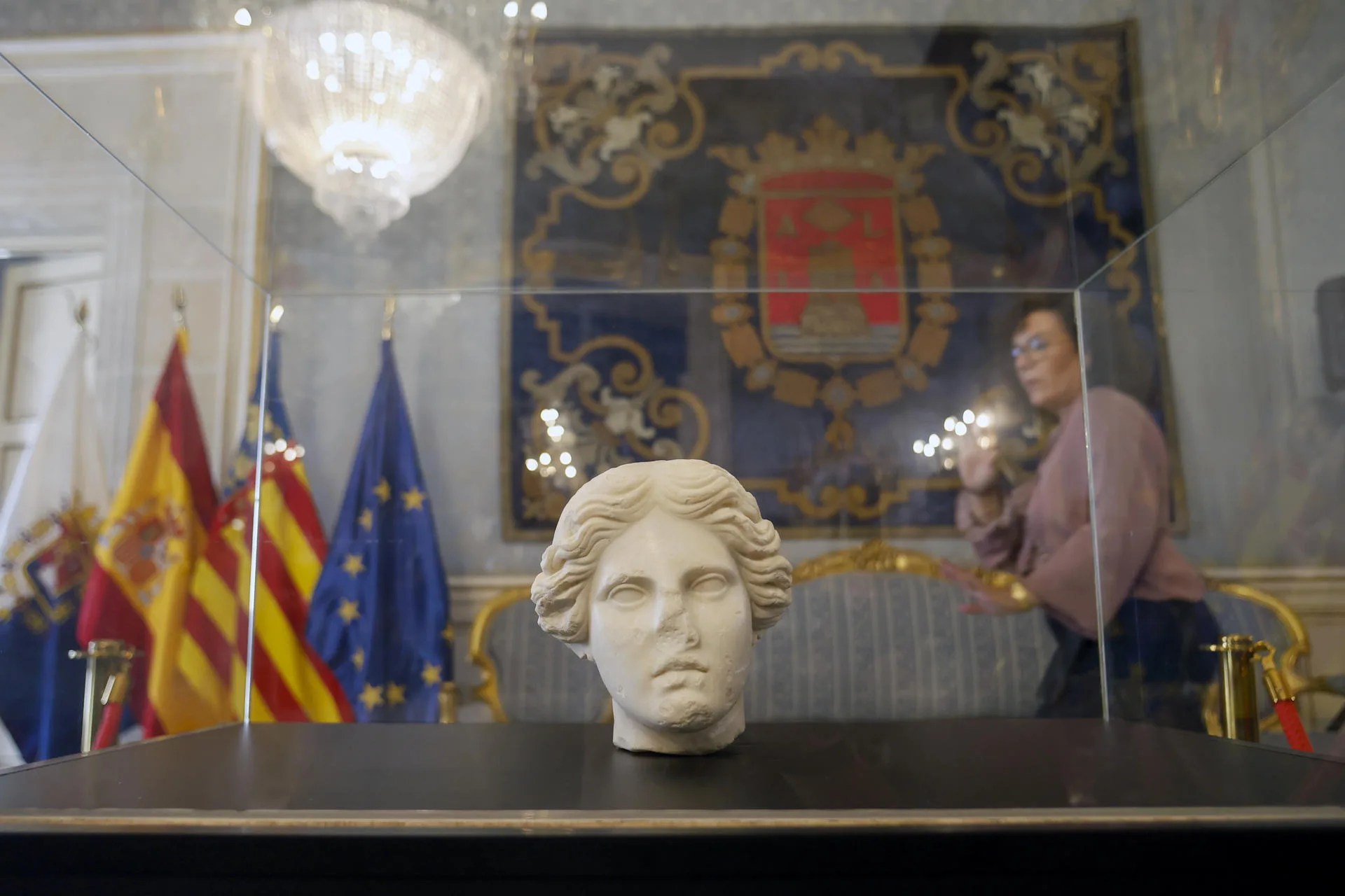 Presentación de la "Venus de Alicante", un busto romano de entre los siglos I y II encontrado en las obras de restauración y urbanización arqueológica del yacimiento de la playa de La Almadraba de Alicante. EFE/Morell
