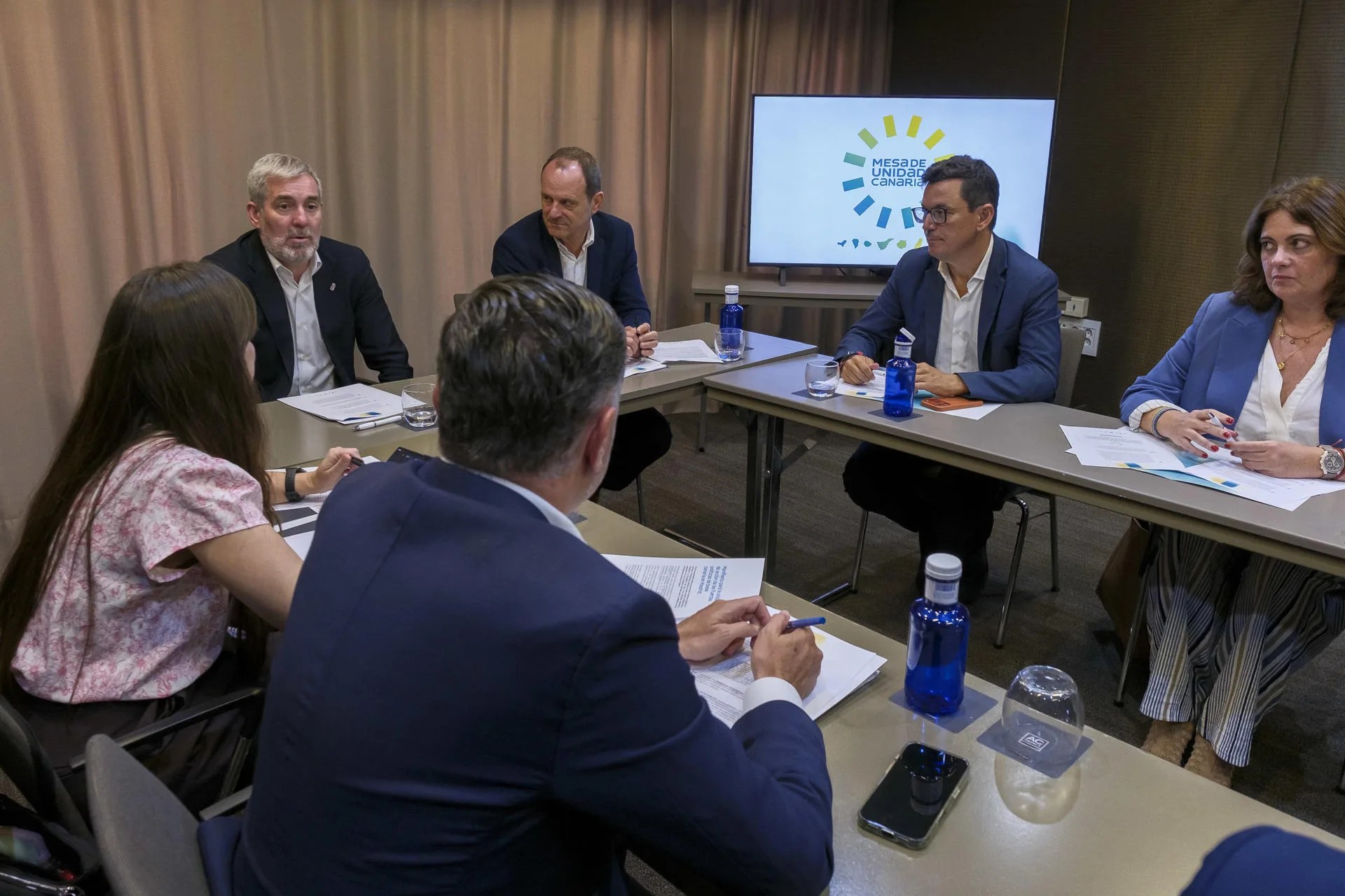 El secretario general de Coalición Canaria, Fernando Clavijo (2i), y el líder de su partido en Gran Canaria, Pablo Rodríguez (2d), conversan con los fundadores de Primero Canarias, Teodoro Sosa (3i, de espaldas) y Óscar Hernández (3d). EFE/Ángel Medina G.