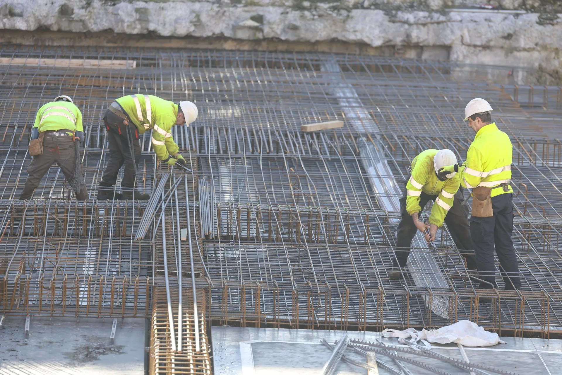 Imagen de archivo de varios trabajadores colocando la ferralla en una obra de Bilbao. EFE/Luis Tejido