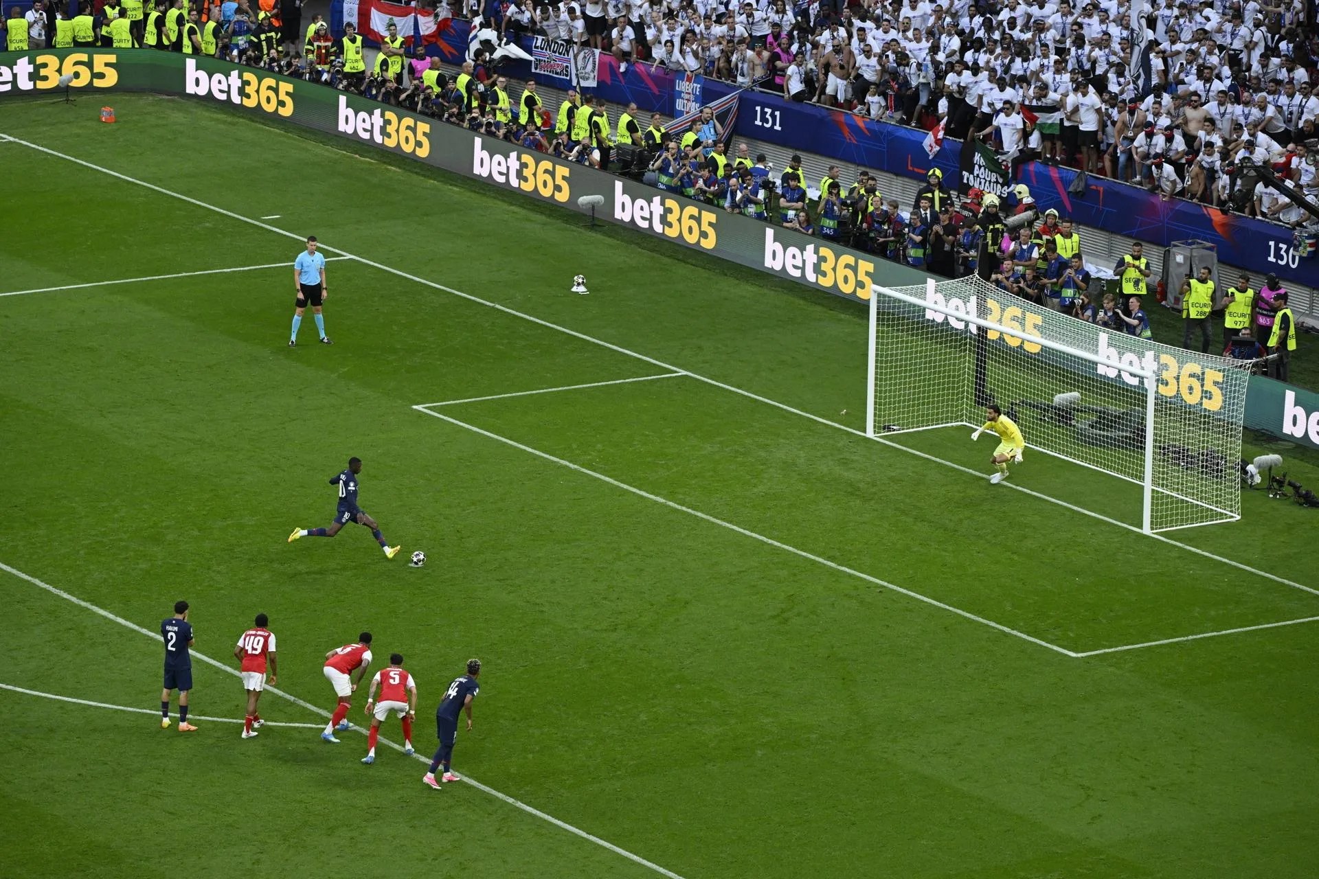 BUDAPEST (Hungary), 30/05/2026.- PSG's Ousmane Dembele (C) converts a penalty to score the 1-1 equalizing goal during the UEFA Champions League final between Paris Saint-Germain and Arsenal in Puskas Arena in Budapest, Hungary, 30 May 2026. (Liga de Campeones, Hungría) EFE/EPA/Szilard Koszticsak HUNGARY OUT

