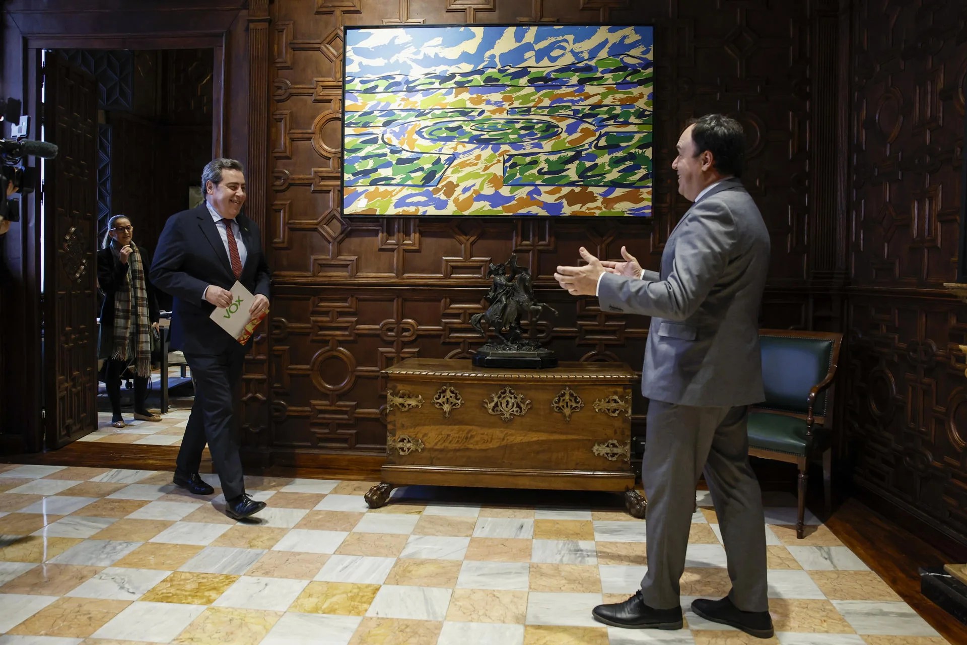 El president de la Generalitat, Juanfran Pérez Llorca, recibe al síndic parlamentario de Vox, José María Llanos. EFE/Biel Aliño/Archivo

