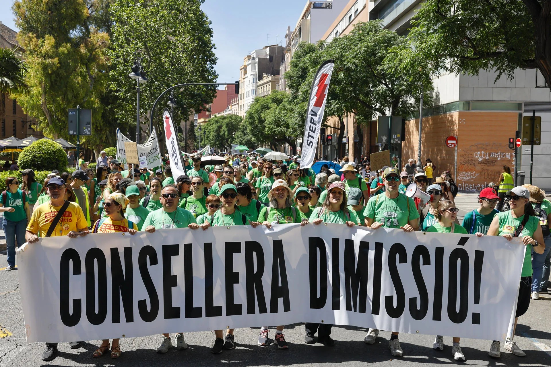 Vista general de la cabecera de la manifestación en València en la decimotercera jornada de la huelga indefinida del profesorado de la enseñanza pública no universitaria de la Comunitat Valenciana. EFE/Ana Escobar
