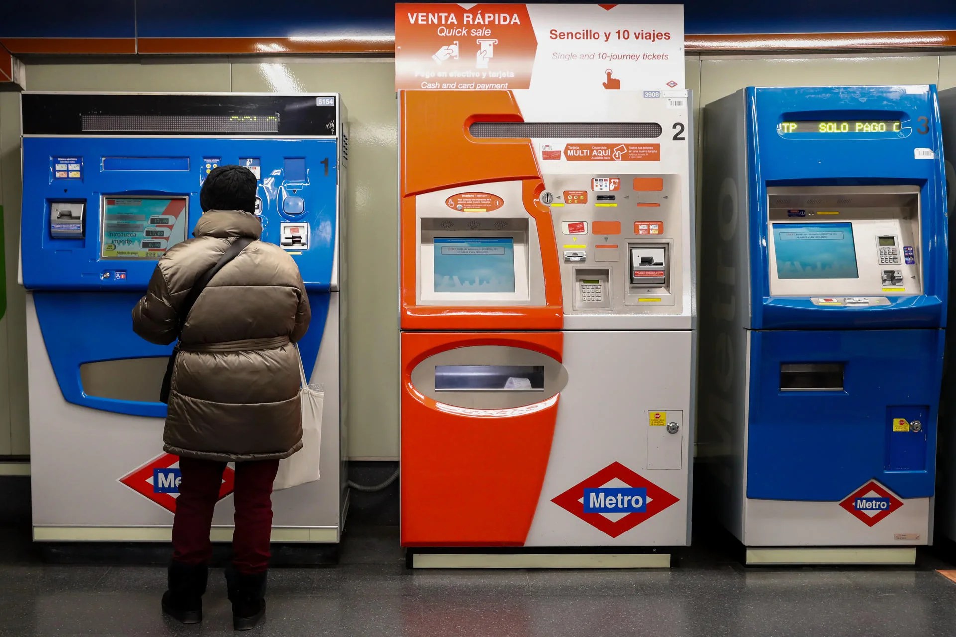 Una mujer compra un billete de transporte en una estación de metro en Madrid. EFE/ Eduardo Oyana