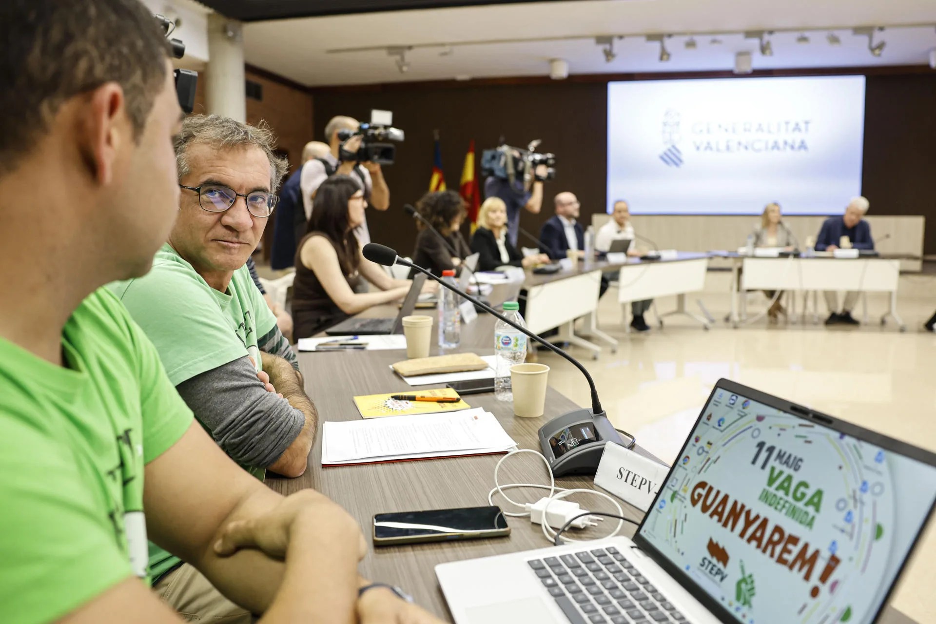 GRAFCVA3896. VALÈNCIA, 18/05/2026.- La Conselleria de Educación y los sindicatos de docentes de la Comunitat Valenciana celebran la segunda reunión negociadora, en la segunda semana de la huelga indefinida del profesorado, después de que la celebrada el pasado jueves acabara sin acuerdo al presentar la Administración autonómica una propuesta que dejaba fuera la mejora salarial para la recuperación del poder adquisitivo, una de las reivindicaciones de las protestas. En la imagen el coordinador del SETPV, Marc Candela, al comienzo de la reunión. EFE/Ana Escobar