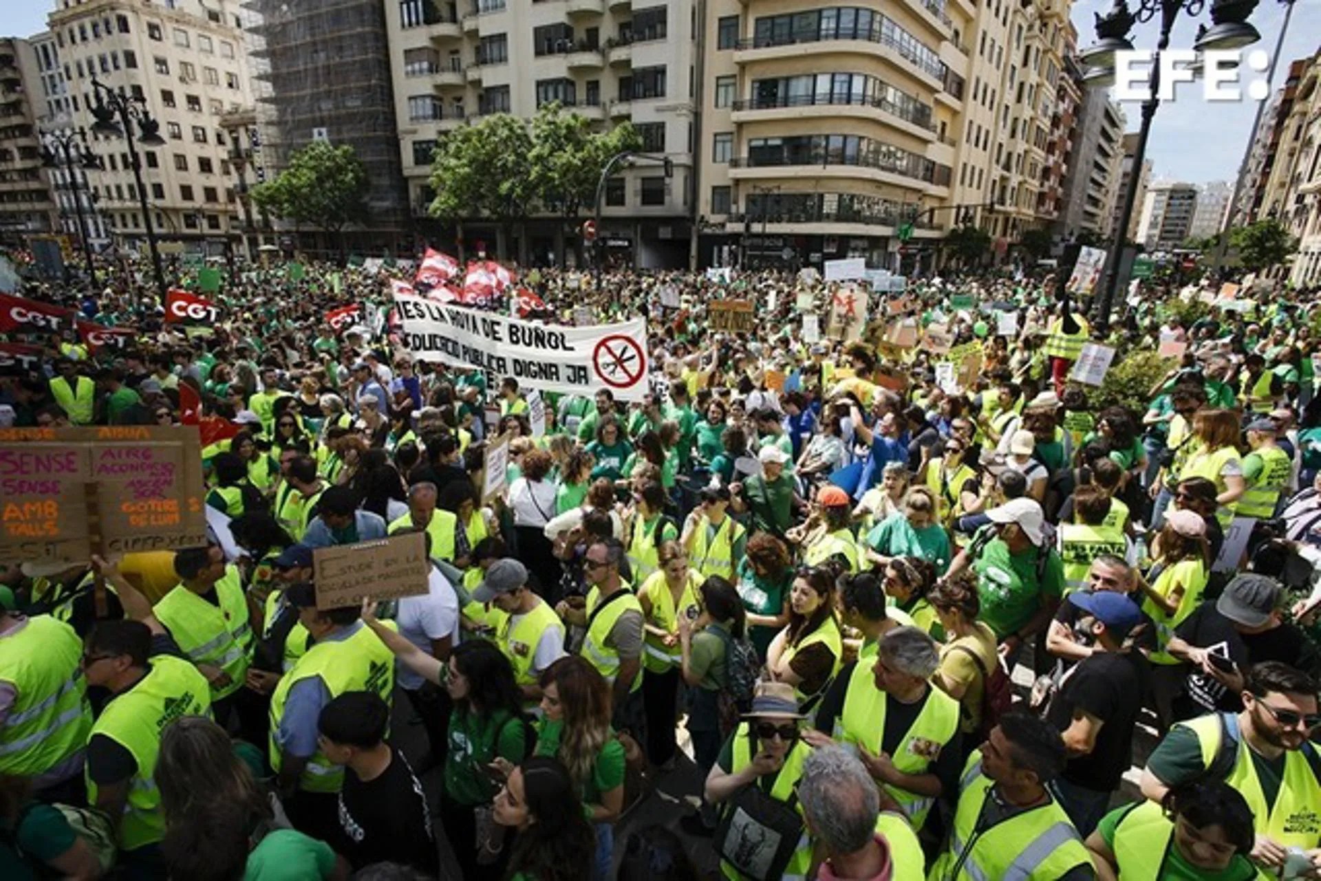 GRAFCVA3719. VALENCIA, 11/05/2026.- Primera jornada de la huelga indefinida del profesorado de la Comunitat Valenciana, convocada por los sindicatos Stepv, UGT, CCOO, CSIF y ANPE, para reclamar mejoras salariales y de infraestructuras, reducir la burocracia, incrementar las plantillas y fomentar el uso del valenciano. EFE/Biel Aliño