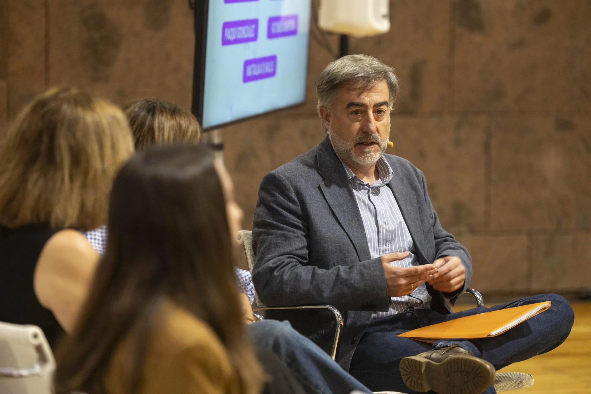 El director de Medio Ambiente y Ciencia de la Agencia EFE, Juan Carlos Gómez (d), ha participado este miércoles en la mesa redonda "Comunicar en tiempos de bulos: herramientas para defender la verdad'. EFE/Miguel Barreto