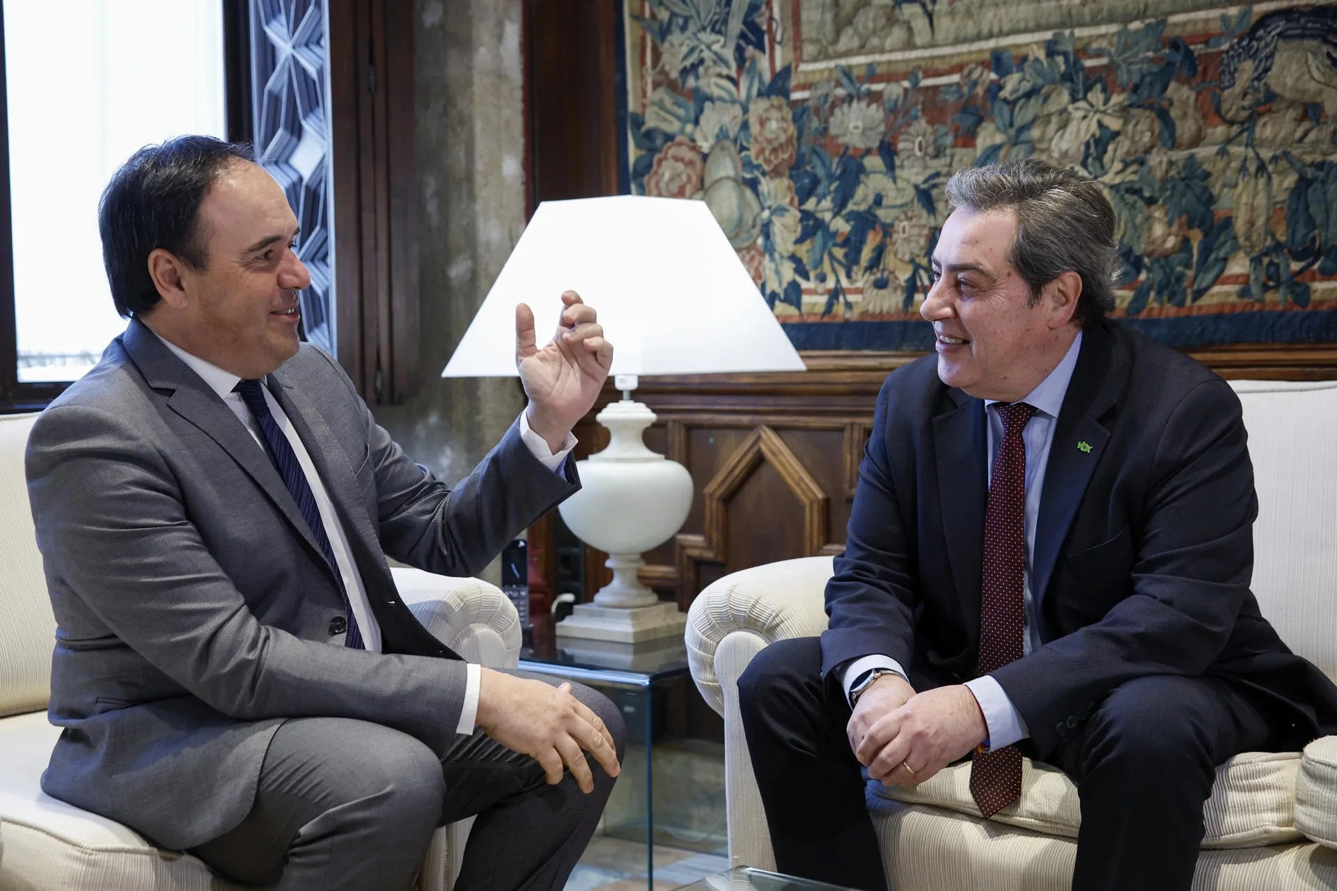 El president de la Generalitat, Juanfran Pérez Llorca (izq), en una reunión con el portavoz de Vox en Les Corts Valencianes, José María Llanos. EFE/Biel Aliño/Archivo