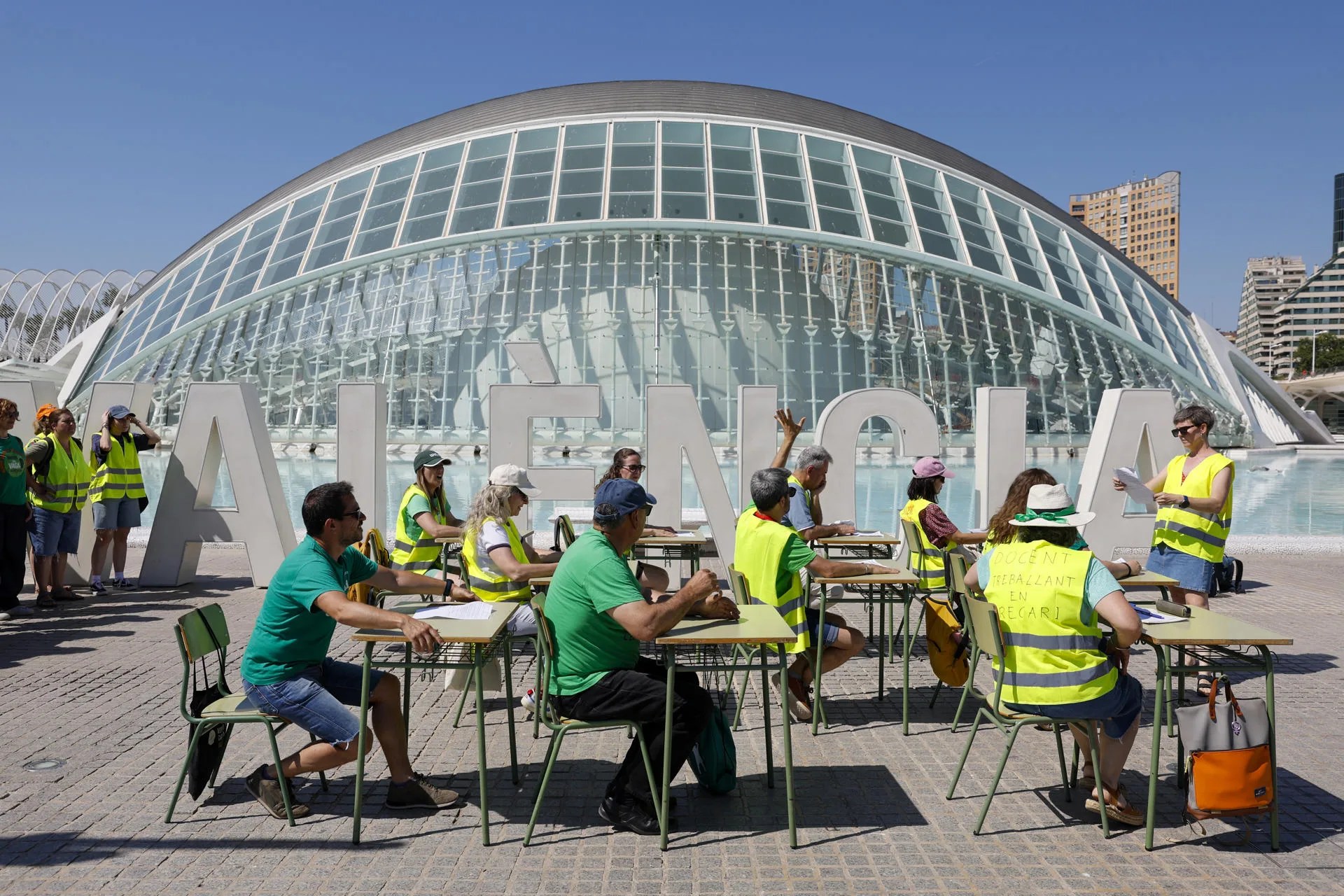 GRAFCVA4232. VALENCIA, 29/05/2026.- Concentración de protesta del profesorado de la enseñanza pública no universitaria de la Comunitat Valenciana en la Ciudad de las Artes y de las Ciencias con pupitres escolares durante este viernes en el que finaliza la tercera semana de la huelga indefinida. EFE/Ana Escobar
