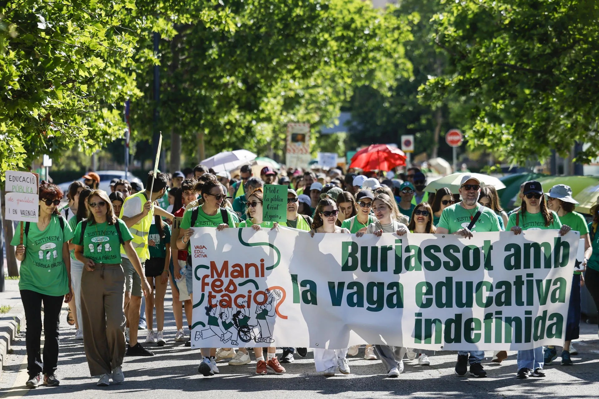 GRAFCVA4055. VALENCIA, 22/05/2026.- La columna del profesorado de la enseñanza pública no universitaria de Burjassot (Valencia) se dirige a la manifestación convocada en València, desde la Conselleria de Hacienda hasta el Palau de la Generalitat. EFE/Kai Försterling
