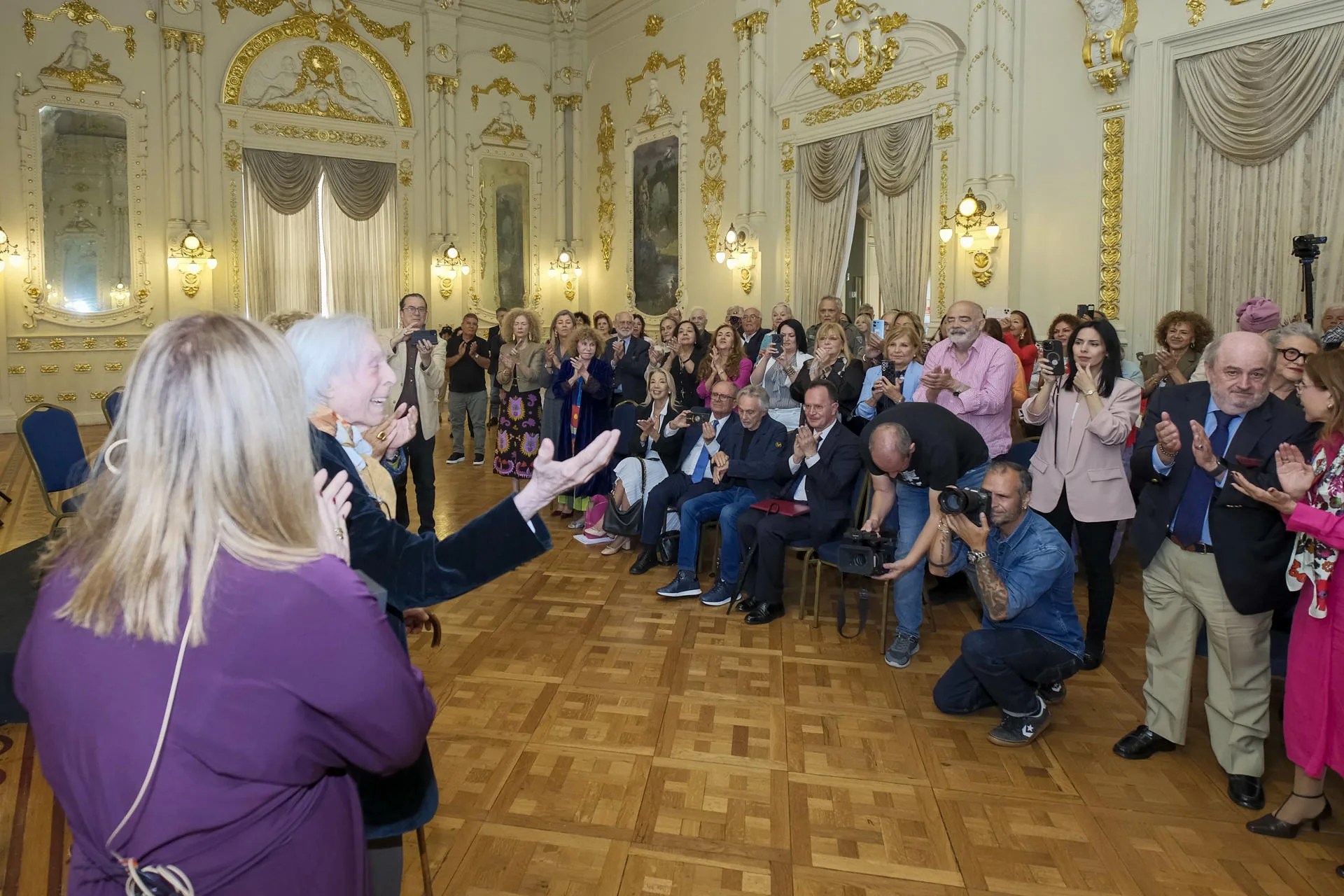 El Parlamento de Canarias y la Real Academia Canaria de Bellas Artes han rendido homenaje este lunes al pintor Pepe Dámaso (2i), de 92 años, "por su extraordinaria aportación al arte y la cultura" en las islas. EFE/Ángel Medina G.
