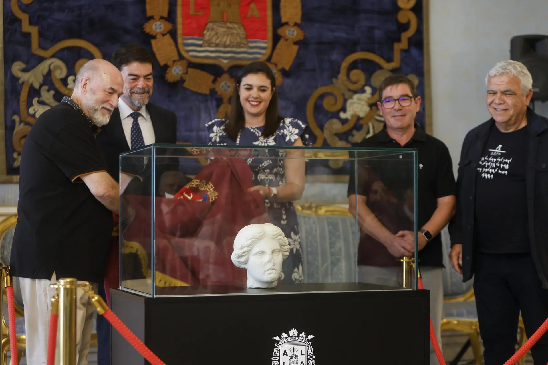 El jefe de Patrimonio Integral del Ayuntamiento de Alicante, José Manuel Pérez Burgos (I), durante la presentación de la "Venus de Alicante", un busto romano de entre los siglos I y II encontrado en las obras de restauración y urbanización arqueológica del yacimiento de la playa de La Almadraba de Alicante. EFE/Morell
