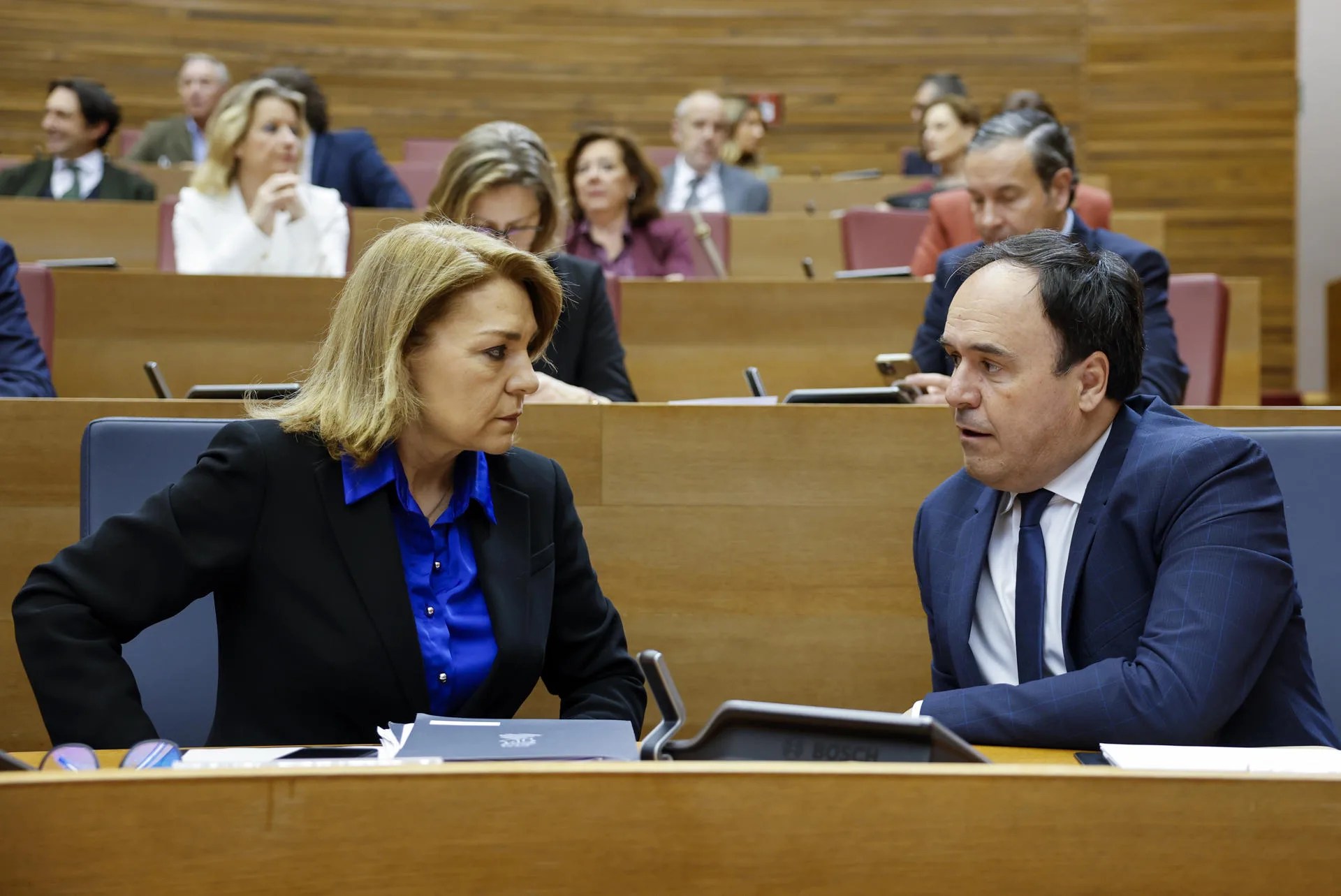 El president de la Generalitat, Juanfran Pérez Llorca, conversa con la vicepresidenta, Susana Camarero, durante un pleno de Les Corts. EFE/Ana Escobar
