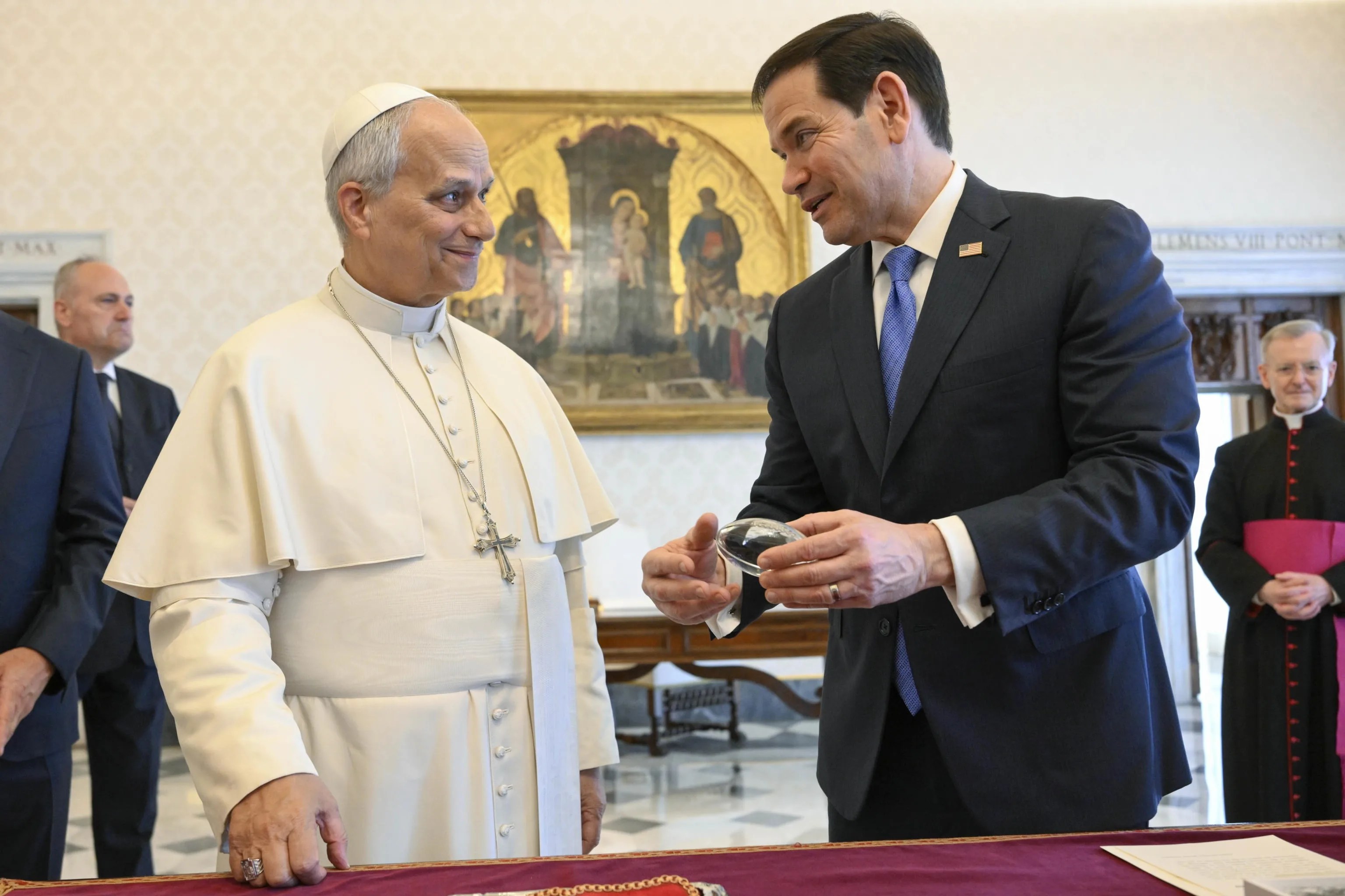 Fotografía facilitada por Vatican Media muestra al Papa León XIV recibiendo en audiencia privada al Secretario de Estado de Estados Unidos, Marco Rubio, en la Ciudad del Vaticano, el 7 de mayo de 2026.