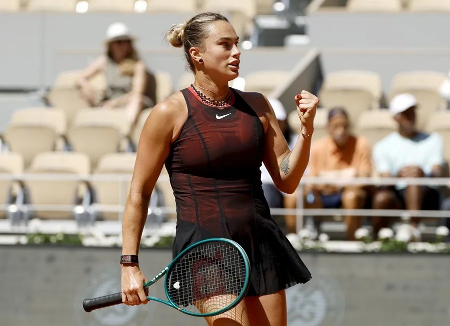 La bielorrusa Aryna Sabalenka golpea un revés contra la española Jessica Bouzas.