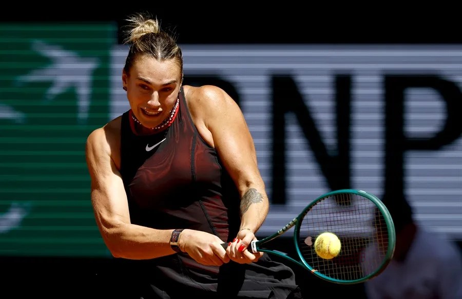 La bielorrusa Aryna Sabalenka golpea un revés durante su partido de primera ronda femenino contra la española Jessica Bouzas