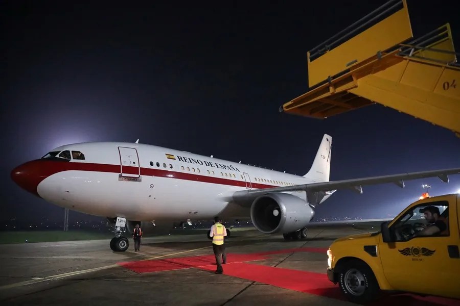 Fotografía que muestra el avión que transporta al presidente del Gobierno de España, Pedro Sánchez
