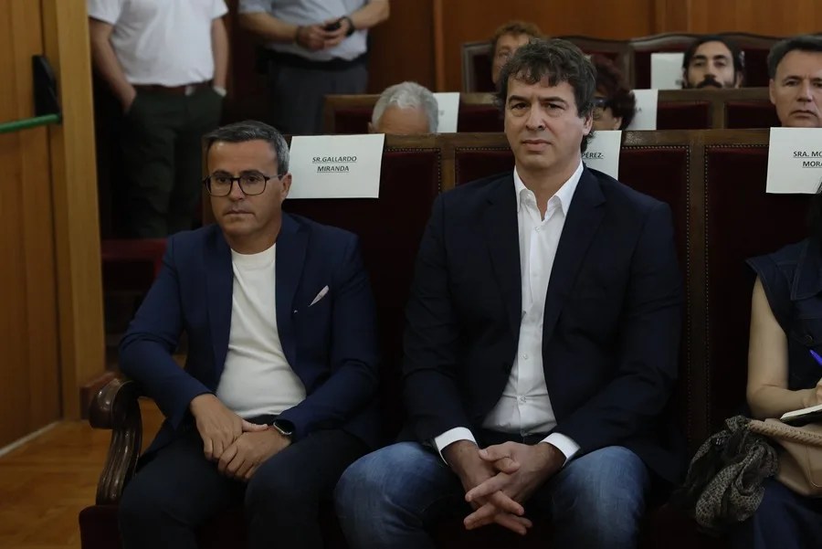 David Sánchez y Miguel Ángel Gallardo, ex líder del PSOE extremeño, n la Audiencia de Badajoz.