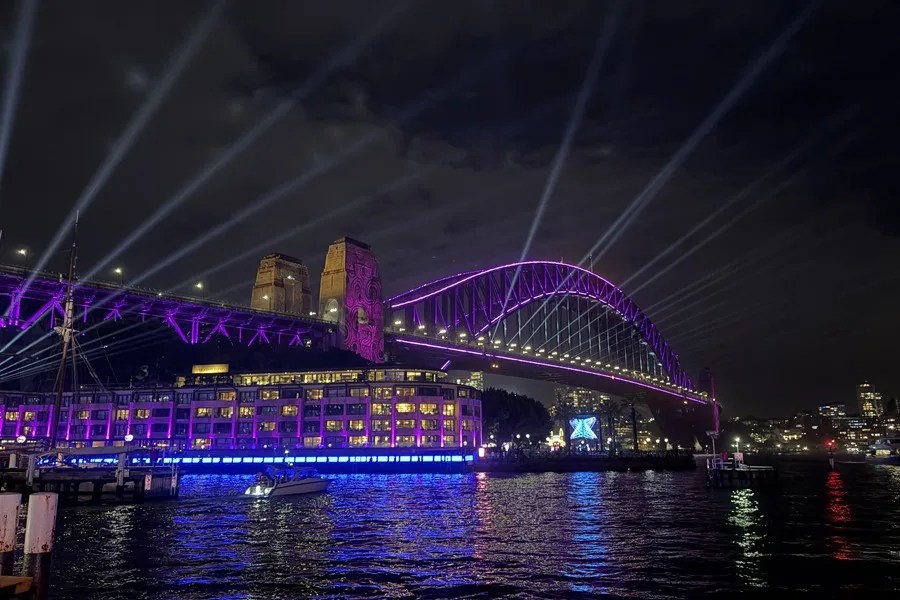Fotografía que muestra el Puente de la Bahía iluminado este martes, en Sídney