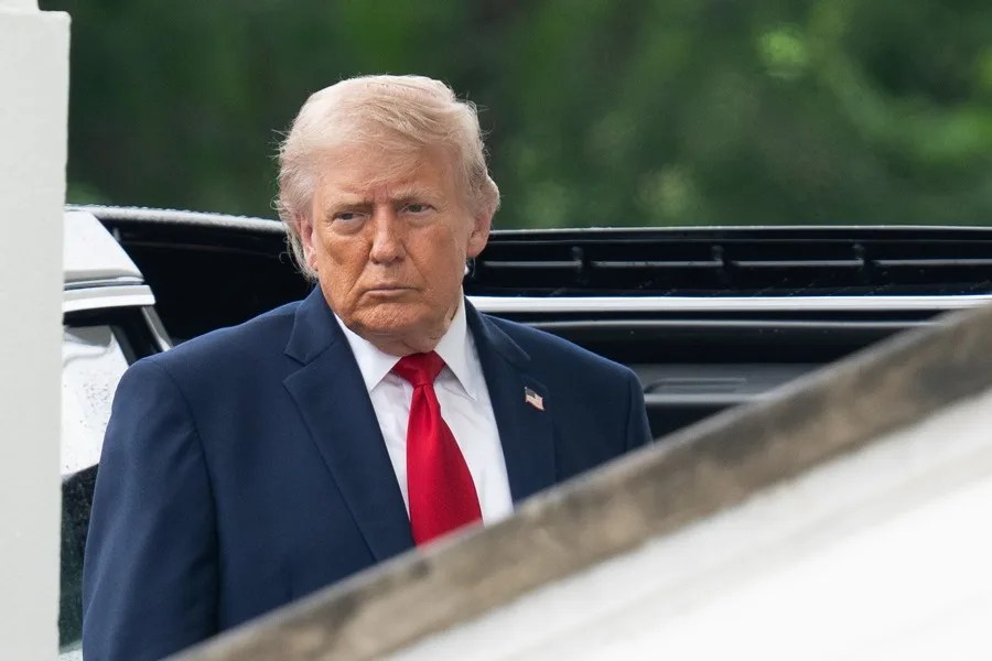 Fotografía de archivo del presidente de Estados Unidos, Donald Trump, saliendo de La Casa Blanca en Washington (Estados Unidos). EFE/EPA/Aaron Schwartz / Pool