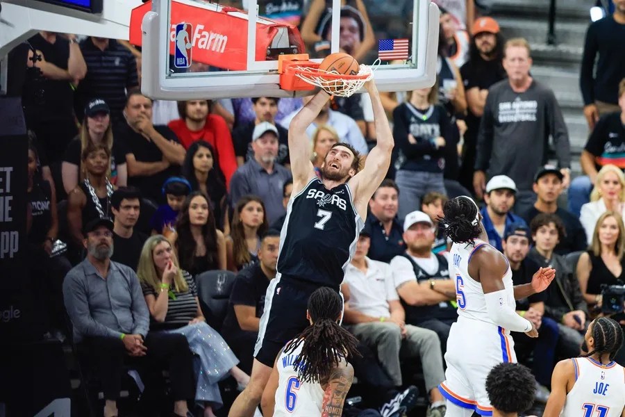 El pívot de los San Antonio Spurs, Luke Kornet, realiza una clavada durante el sexto partido de las Finales de la Conferencia Oeste de la NBA entre los San Antonio Spurs y los Oklahoma City Thunder
