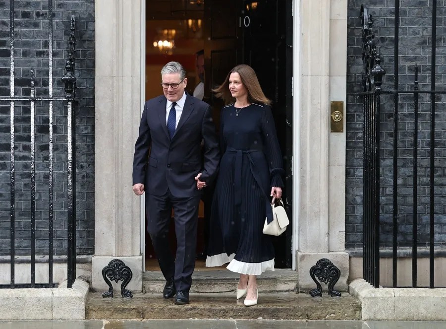 El primer ministro británico, Keir Starmer (izquierda), y su esposa Victoria parten hacia la Apertura del Parlamento