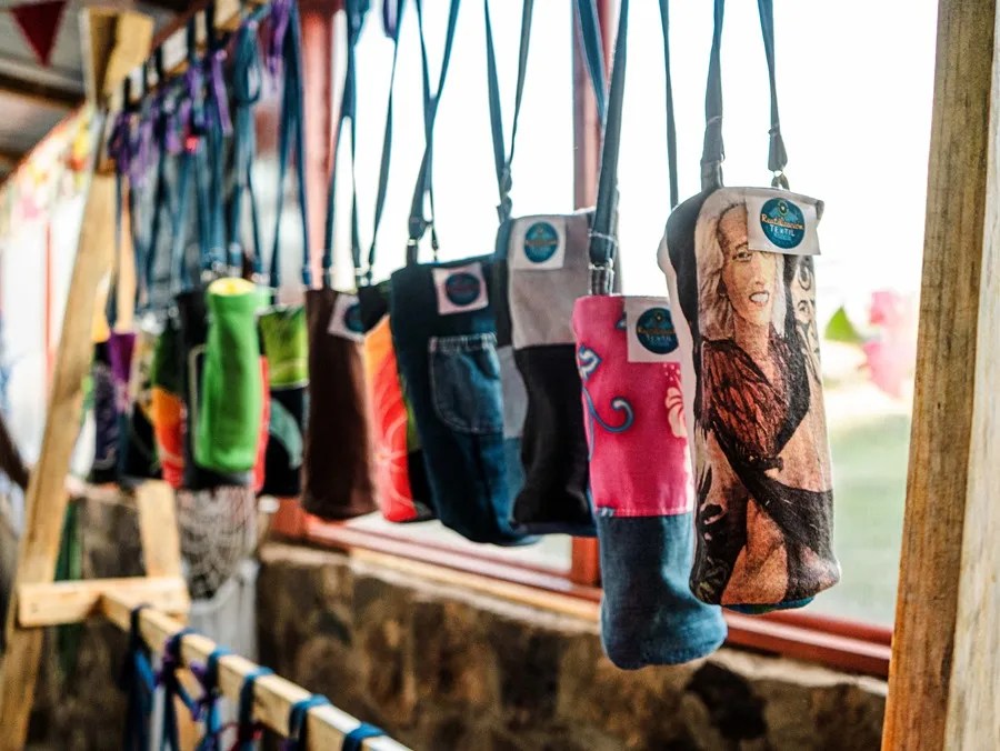 Fotografía de bolsas hechas en taller de reutilización textil el 8 de septiembre 2023 en Isla de Pascua (Chile). Si uno entierra las manos en Anakena, la playa paradisiaca más famosa de la chilena Isla de Pascua, sacará fina arena blanca, pero también un buen puñado de microplásticos: la contaminación por plásticos es una plaga en este recóndito territorio en medio del Océano Pacífico, que ha emprendido una cruzada global para concienciar al mundo.